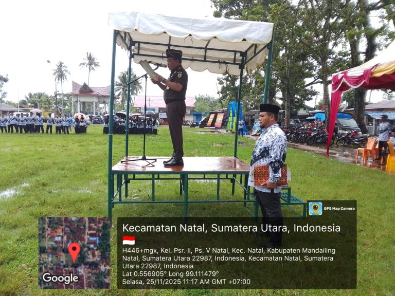 Walau Hujan, Upacara HGN & HUT PGRI Tetap Terlaksana di Natal