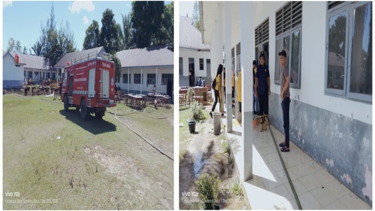 Damkar Pos Natal Bantu Bersihkan Sekolah Pasca Banjir
