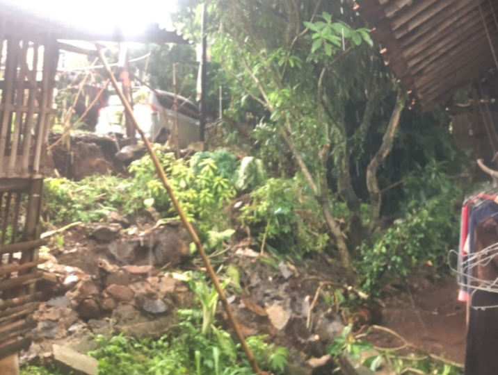 Kondisi turap yang roboh di Jalan Arido, RT 01, Kali Mulya, Cilodong, Depok. 