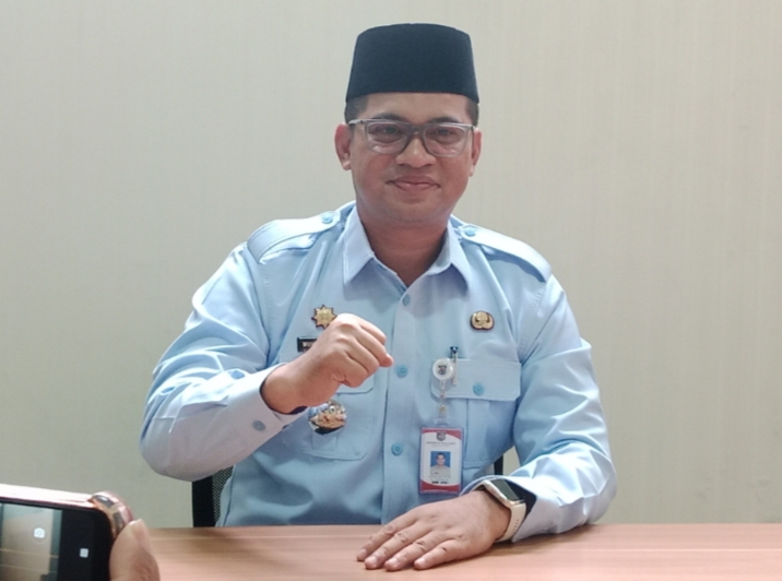 Camat Cipayung, Muhammad Reza saat diwawancarai di ruangan kerjanya, Kecamatan Cipayung, Depok pada Selasa (9/12).