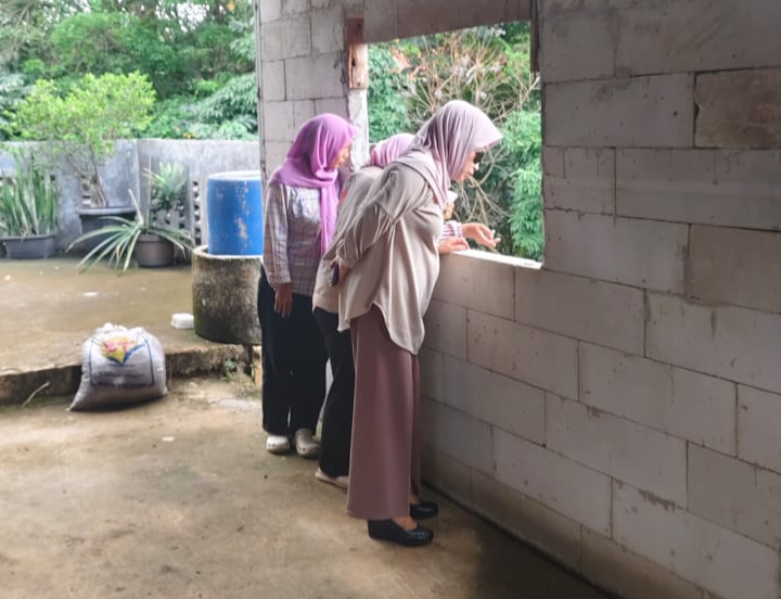 Ketua Fraksi Demokrat DPRD Kota Depok, Endah Winarti bersama warga saat meninjau lokasi longsor di RT 02 RW 01 Cisalak, Depok pada Kamis (11/12).