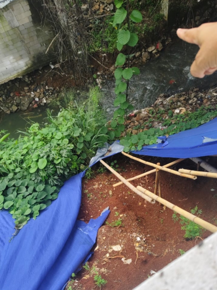 Lokasi longsor di RT 02 RW 01 Cisalak, Depok pada Kamis (11/12). 