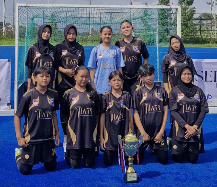 Tim Putri FHI Kota Depok yang meraih medali emas pada Kejuaraan Daerah (Kejurda) Hockey Outdoor nomor hockey 5s yang berlangsung pada 13–14 Desember 2025 di Lapangan Hockey Jalak Harupat. 