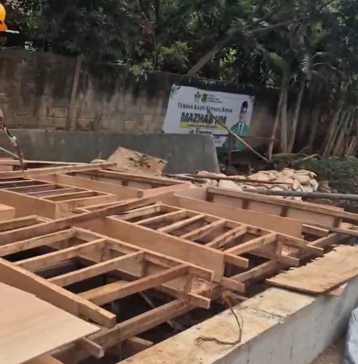 Pembangunan Jembatan Kali Ciwangi RW. 10, RKB, Depok. 