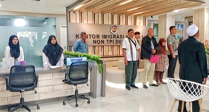 Pegawai hingga pemohon layanan serentak berdiri dan ikut bernyanyi dengan sikap khidmat sebagai bentuk penghormatan terhadap lagu kebangsaan sekaligus peneguhan semangat nasionalisme di ruang pelayanan publik, Kantor Imigrasi Kelas 1 Non TPI Depok pada Kamis (18/12).