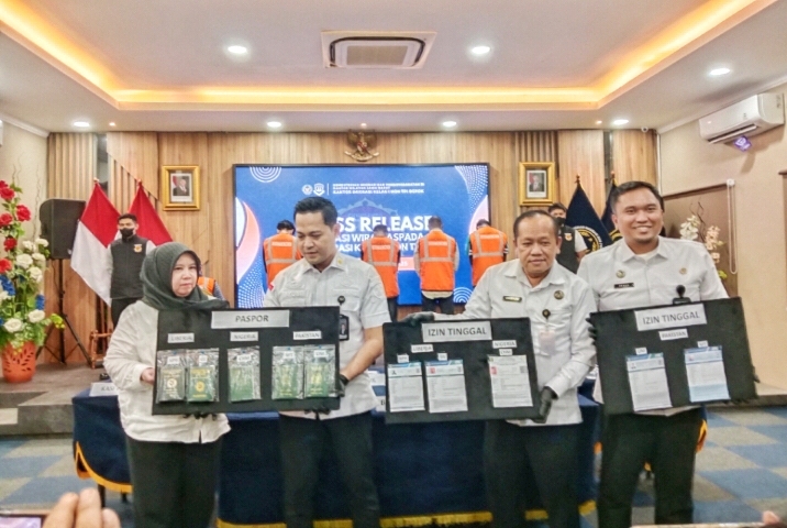 Kakanwil Jawa Barat, Jaya Saputra beserta jajaran Kantor Imigrasi Kelas I Non TPI Depok saat menunjukkan barang bukti hasil dari operasi wira waspada pada Kamis (18/12).
