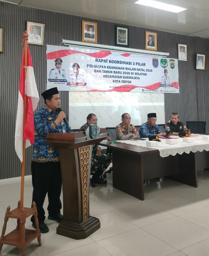 Kepala Seksi Pemerintahan, Ketenteraman, dan Ketertiban Kecamatan Sukmajaya, Agus Sulaeman, SH saat memaparkan persiapan keamanan malam Natal 2025 dan tahun baru 2026 di Aula Kecamatan Sukmajaya, Depok pada Senin (22/12).