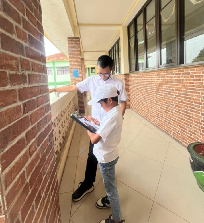 Sekretaris Komisi D DPRD Kota Depok yang juga merupakan Ketus Fraksi PKB, Siswanto S.H saat mengambil raport puteranya di sekolah pada Selasa (23/12).