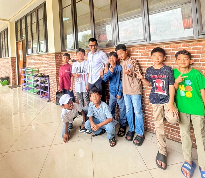 Sekretaris Komisi D DPRD Kota Depok yang juga merupakan Ketua Fraksi PKB, Siswanto S.H saat mengambil raport puteranya di sekolah pada Selasa (23/12).