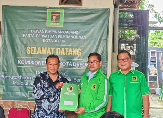 Ketua KPUD Kota Depok (Willi Sumarlin), Sekretaris Jenderal DPC PPP Kota Depok, (Ma’mun Pratama), Ketua DPC PPP Kota Depok (Mazhab HM) dalam rangka pemutakhiran data partai politik berkelanjutan melalui Sistem Informasi Partai Politik (Sipol) semester II tahun 2025, pada Rabu 24/12.
