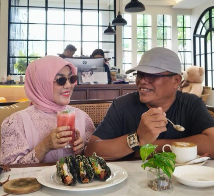 Tokoh Pendidikan Kota Depok, H. Acep Azhari bersama Istri.