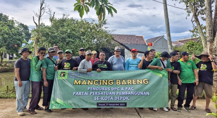 Seluruh pengurus DPC dan PAC Partai Persatuan Pembangunan (PPP) Kota Depok saat acara mancing bareng di Pasir Putih, Depok pada Sabtu (27/12).