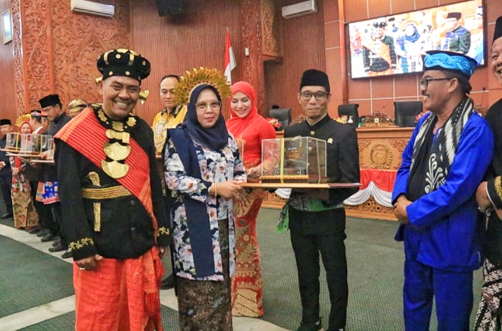 Sekretaris Komisi D DPRD Kota Depok yang juga merupakan Ketua Fraksi PKB, Siswanto SH saat menerima penghargaan BK Award 2025 dari Ketua BK DPRD, Qonita Luthfiyah pada Senin (29/12).
