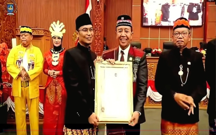 Anggota DPRD Kota Depok dari Fraksi APSN yang juga merupakan Ketua PSI Kota Depok, Binton Jhonson Nadapdap, S.Sos., M.M saat menerima penghargaan BK Award 2025 dengan Predikat Kinerja Terbaik Kategori Umum pada Senin (29/12).