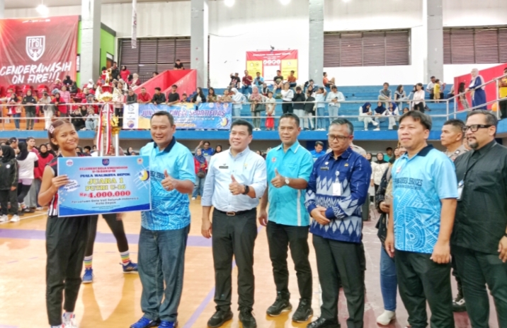 Ketua Komisi B DPRD Kota Depok, Hamzah saat memberikan piala dan hadiah kepada Juara I Putri, U-16 di GOR Kota Depok pada Selasa (30/12). 