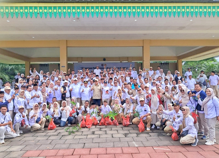 Partai Gerindra menggelar aksi penghijauan serentak di seluruh wilayah Jawa Barat dalam rangka menyambut pergantian tahun di Alun Alun Kota Depok pada Rabu (31/12).