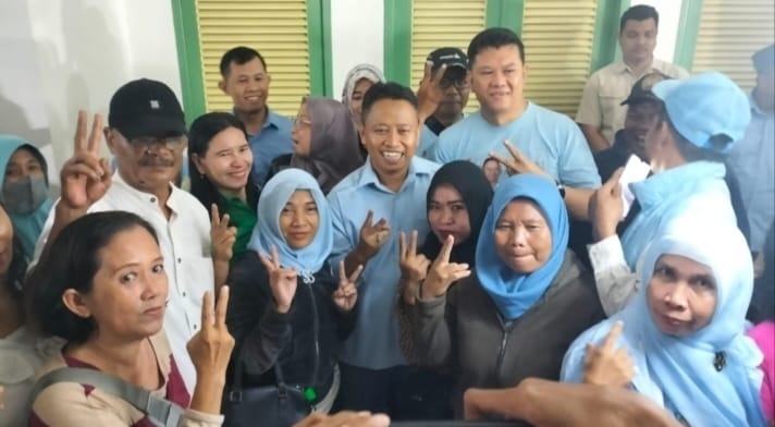 Walikota Depok (Supian Suri) bersama Ketua Relawan Bolone SS (Yopi Setiabudi) dan anggotanya di kediaman Walikota Depok. 