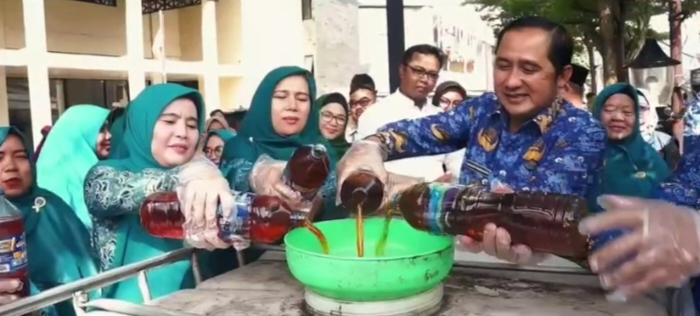 Program SERA MIJEL (Sembako Rakyat Minyak Jelantah) yang digagas Tim Penggerak Pemberdayaan dan Kesejahteraan Keluarga (TP-PKK) Kota Depok, Cing Ikah. 