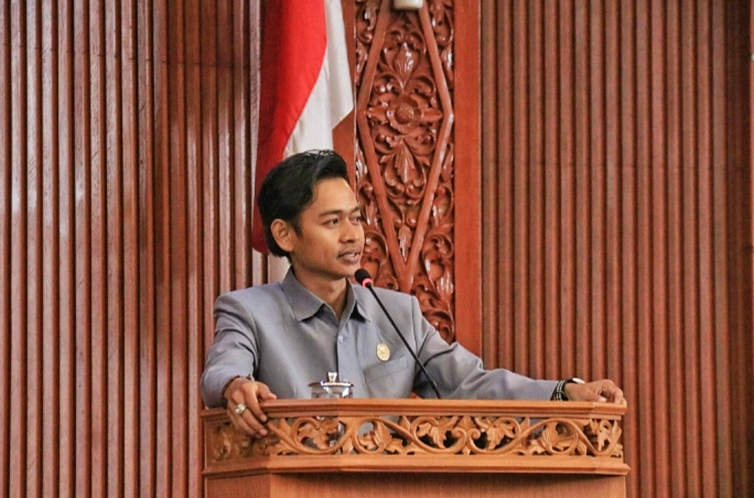Anggota Komisi B DPRD Kota Depok dari Partai Amanat Nasional (PAN) Fraksi APSN, Deni Kartika saat menyampaikan rencana kerja tahun 2026 di paripurna sidang pertama pada Jumat (02/01/26).