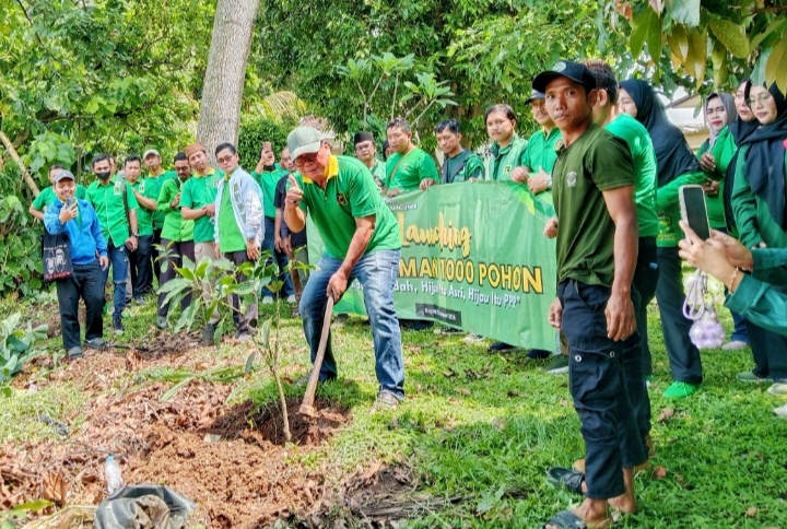 Ketua DPC PPP Kota Depok, Mazhab HM saat secara simbolis menanam pohon di Arco, Depok pada Senin (5/1/26).