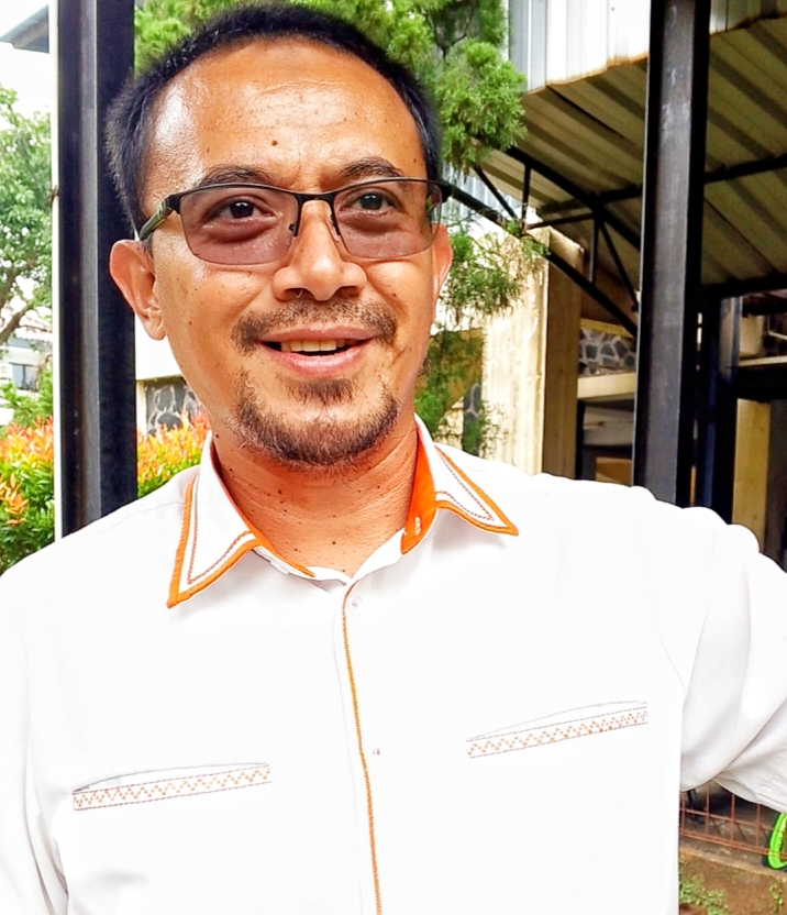 Anggota Komisi D DPRD Depok dari Fraksi PKS, Ade Firmansyah saat diwawancarai di DPRD Kota Depok, pada Kamis (8/1/26).
