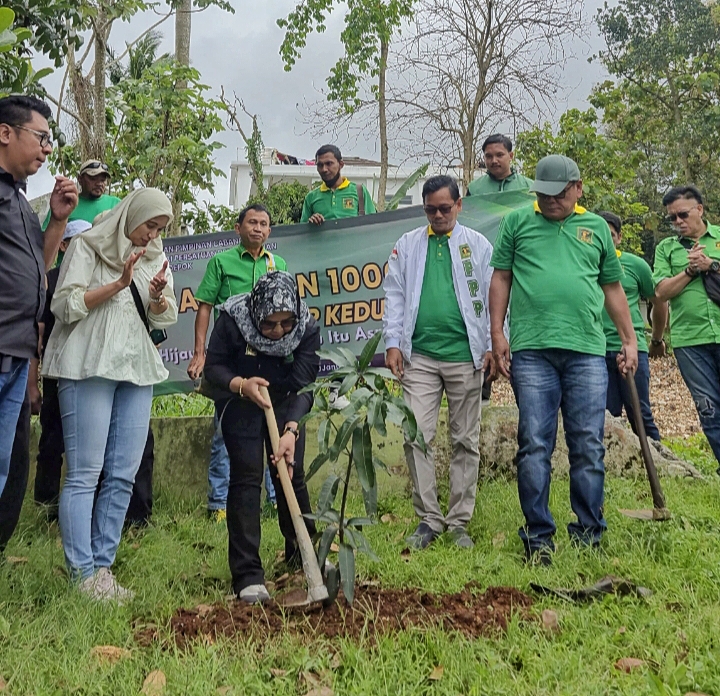 Legislator PPP Kota Depok, Qonita Luthfiyah saat menanam 1000 pohon secara simbolis dalam rangkaian acara Harla PPP ke - 53, di Kasablanka, Sawangan, Depok pada Sabtu (10/1/26).