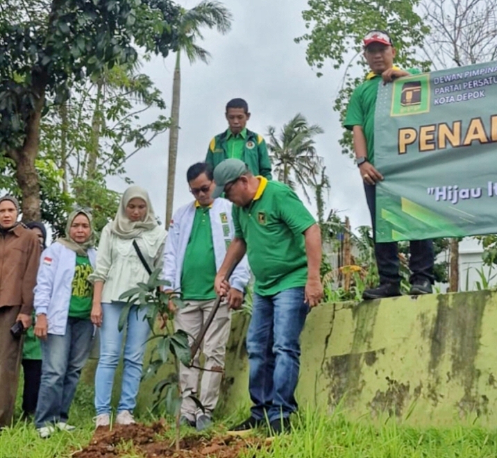 Ketua Dewan Pimpinan Cabang Partai Persatuan Pembangunan (DPC PPP) Kota Depok, Mazhab HM, memimpin langsung kegiatan penanaman 1.000 pohon produktif dalam rangkaian Harlah PPP ke- 53, di kawasan Kasablanka, Kecamatan Sawangan pada Sabtu (10/1/26).