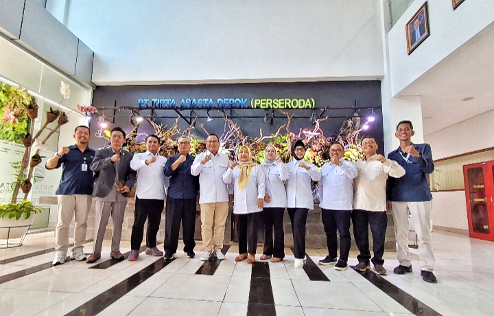 Komisi B DPRD Depok saat melakukan kunjungan kerja ke PT. Tirta Asasta Depok pada Selasa (13/1/26).