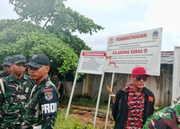 Komando Pejuang Merah Putih (KPMP) melakukan pemasangan papan pemberitahuan kepemilikan lahan di kawasan Cipayung Jaya, Kota Depok, pada Rabu (21/1/2006).