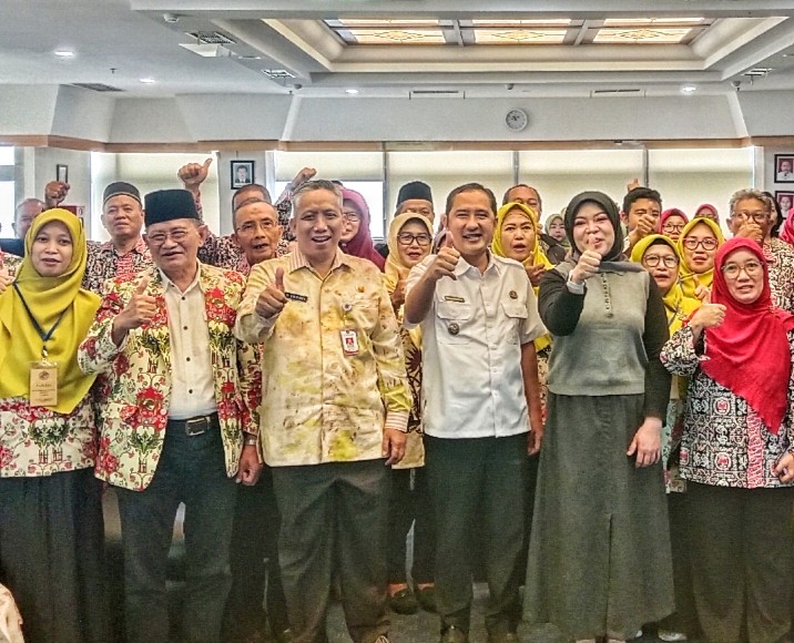Wakil Walikota Depok, Chandra Rahmansyah saat menghadiri Musyawarah Daerah (MUSDA) Pemilihan Ketua Dewan Koperasi Indonesia Daerah (Dekopinda) Kota Depok masa bakti 2025–2030 yang digelar di Aula Bank BJB Kantor Cabang Depok, Kamis (22/1/2026).