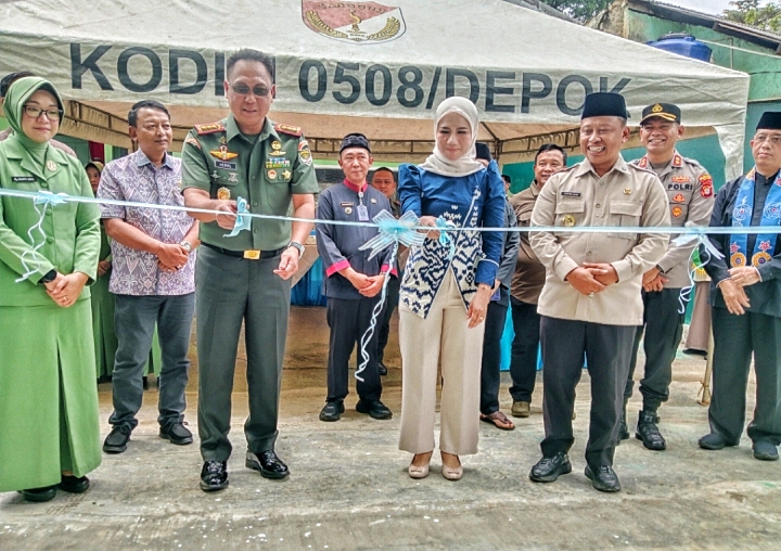 Wakil Ketua DPRD Kota Depok, Yeti Wulandari saat potong pita peresmian Gedung Tangguh di lingkungan Kodim 0508/Depok, pada Kamis (22/1/26).