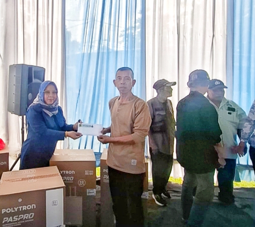 Anggota Komisi A DPRD Kota Depok, sekaligus Ketua BK DPRD Depok, Hj. Qonita, saat memberikan bantuan renovasi dapur bagi warga RW 8 Duren Seribu pada Jumat (30/1/26). 