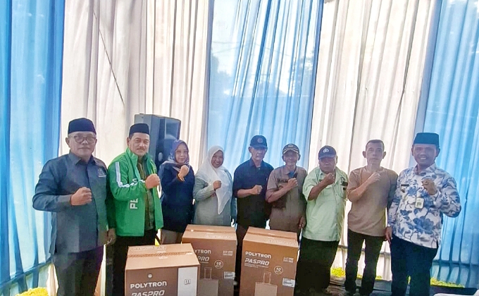 Anggota Komisi A DPRD Kota Depok, sekaligus Ketua BK DPRD Depok, Hj. Qonita, saat memberikan bantuan perangkat sound system untuk duren seribu (3 sound sistem) bojongsari lama (2 sound sistem) pada Jumat (30/1/26). 