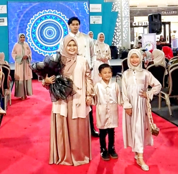 Limited Edition! Terinspirasi Sejarah Islam, Fiorellya by Dwee Hadirkan Sarimbit Keluarga Modern dalam Koleksi Raya “Noore”