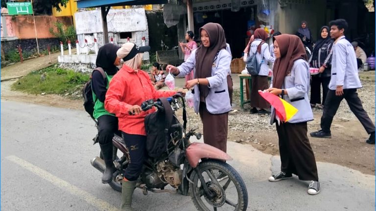 OSIS SMKN 1 Natal Bagikan Takjil Gratis Ke Pengguna Jalan,