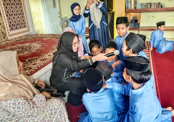 Ketua Badan Kehormatan DPRD Kota Depok sekaligus Legislator PPP Depok, Hj. Qonita Luthfiyah bersama anak anak Panti Asuhan dan Pondok Tahfidz Al-Qur’an Al-Hayya di kawasan Cipayung, Kota Depok, pada Minggu (1/3/2026).