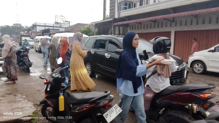 SMPN 1 Natal Bagi Takjil Gratis, Wujud Kepedulian Sosial di Bulan Ramadan