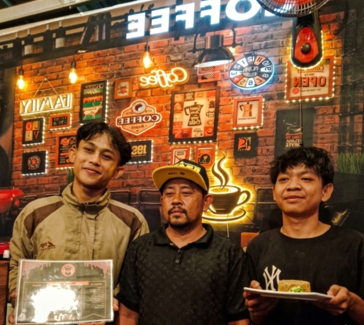 Owner Kawan Segelas, Khoirul Amzani yang akrab disapa Alung (tengah) bersama jajaran pengurus saat launching cafe Kawan Segelas, di kawasan strategis arah Jembatan Orange, Kampung Kebon Duren, Kelurahan Kalimulya pada Rabu (25/3/26).