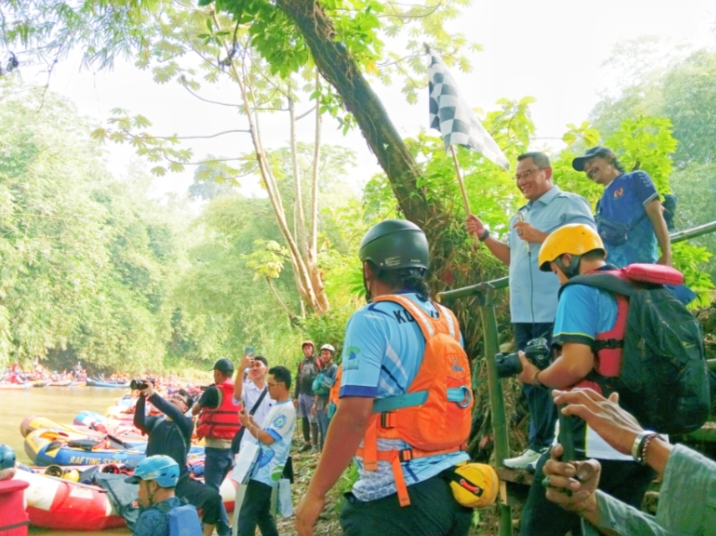 Ketua Komisi B DPRD Depok, H. Hamzah saat memimpin pembukaan kegiatan susur sungai di sungai Ciliwung, Kp. Serab, GDC, Depok pada Senin (30/3/26). 