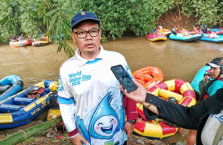 Direktur Utama PT Tirta Asasta Depok, M. Abdul Holik, saat diwawancarai dalam kegiatan susur sungai di kawasan Kampung Serab, Grand Depok City (GDC), pada Senin (30/3/26). 