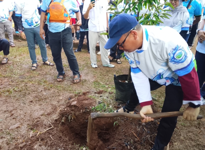 Direktur Utama PT Tirta Asasta Depok, M. Abdul Holik, secara simbolis menanam pohon dalam kegiatan susur sungai di kawasan Kampung Serab, Grand Depok City (GDC), pada Senin (30/3/26). 
