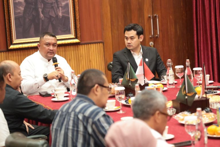 Bupati Bogor Rudy Susmanto saat memimpin rapat koordinasi bersama perangkat daerah pada Kamis malam (12/3/2026).