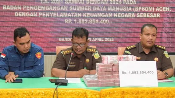 Kejaksaan Tinggi (Kejati) Aceh melalui tim penyidik menetapkan sekaligus menahan tiga orang tersangka dalam kasus dugaan tindak pidana korupsi pengelolaan program beasiswa Pemerintah Aceh