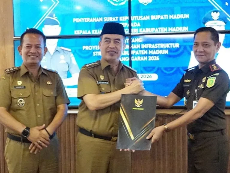 penyerahan Surat Keputusan (SK) Bupati terkait Proyek Pembangunan Infrastruktur Strategis Tahun Anggaran 2026, sebagai langkah strategis memastikan pembangunan berjalan optimal, transparan, dan akuntabel.