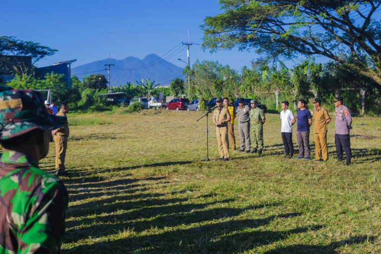 Wali Kota Bogor, Dedie A. Rachim, memimpin apel pagi di Lapangan Kayu Manis, Kecamatan Tanah Sareal, Senin (13/4/2026)