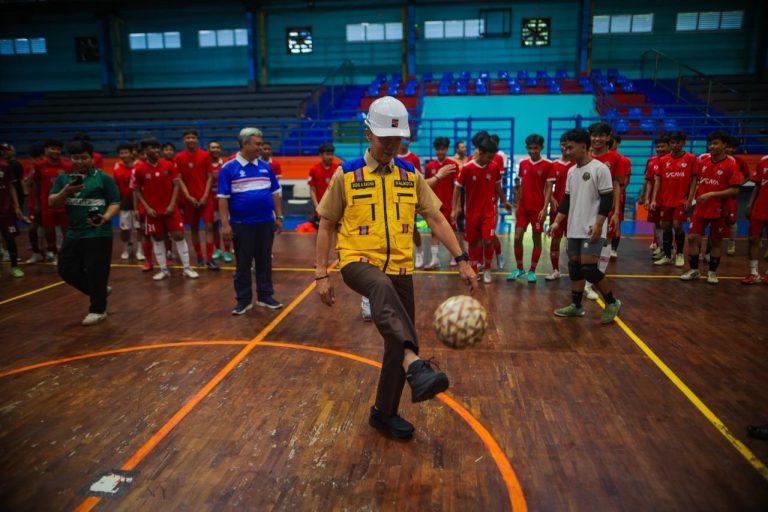 Wali Kota Bogor, Dedie A. Rachim, meninjau kesiapan rehabilitasi tahap II sejumlah fasilitas olahraga di GOR Pajajaran, Selasa (14/4/2026).