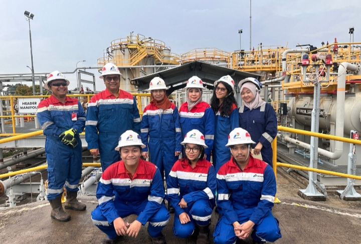 Dokumentasi: Dr. Farah dan tim peneliti Universitas Pertamina saat melakukan kunjungan lapangan ke salah satu pemangku kepentingan di Subang, Jawa Barat (2025).