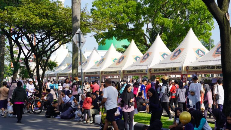 Bupati Bogor, Rudy Susmanto, kembali mendorong pertumbuhan ekonomi lokal dengan menggelar Car Free Day (CFD) Tegar Beriman yang dipadati ribuan warga pada Minggu pagi (5/4).