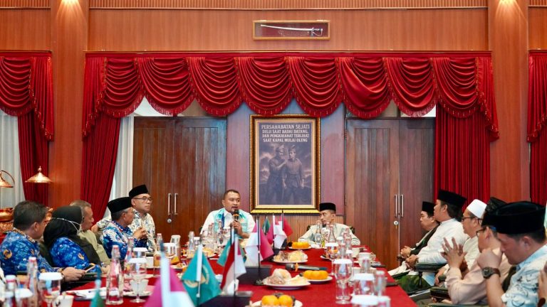 Rudy Susmanto dalam rapat persiapan pelepasan jamaah haji Kabupaten Bogor yang digelar di Pendopo Bupati, Cibinong, Jumat (17/4).