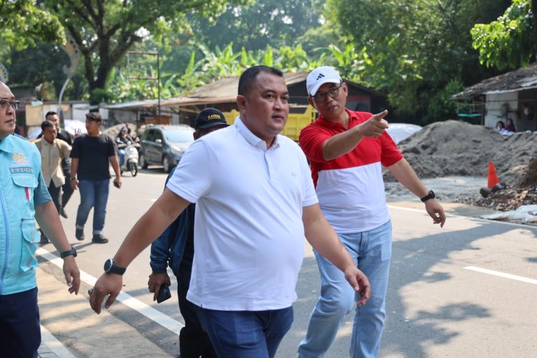 Pada Minggu (19/4/2026), Bupati Bogor Rudy Susmanto melakukan peninjauan langsung ke sejumlah titik di Kecamatan Babakan Madang sebagai bagian dari agenda berkelanjutan penataan kawasan.